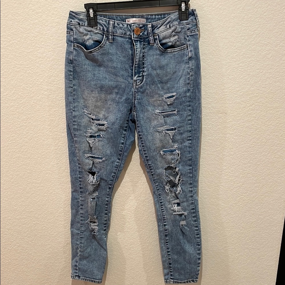 Light Blue Ripped Jeans for Casual Wear